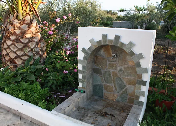 בית הארחה Mina's In Naxos Island 2*